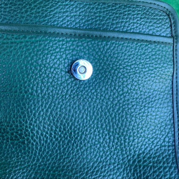 Vintage Guess green pebble leather crossbody bag. - Picture 5 of 8